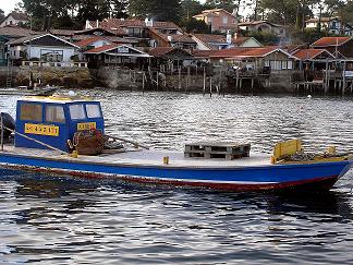pinotte devant un village de pêcheur