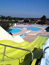 Vue sur toboggan et piscine extérieure